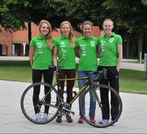 Teammitglieder: Suse Werner, Sophie Schumann, Nina Eim, Tabea Gehrke, Katie Gorczyca, Emma Jackson, Selina Klamt, Nadine Klive, Katharina Krüger, Leah Lassche, Laura Lindemann, Deborah Lynch, Annika Müller, Natalie van Coeverden